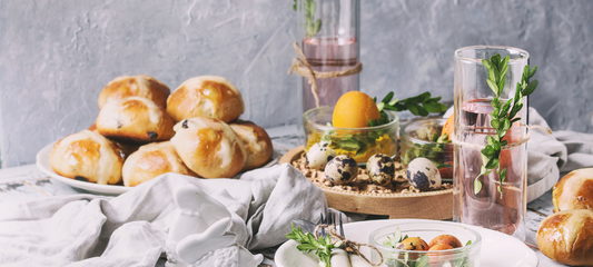 Huisgemaakte paasbroodjes met thee-infusie